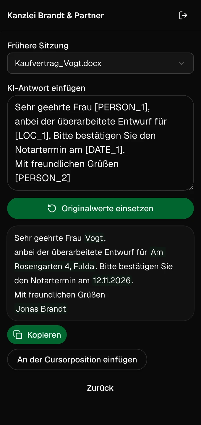 KI-Antwort mit Platzhaltern, darunter dieselbe Antwort mit den Originalwerten